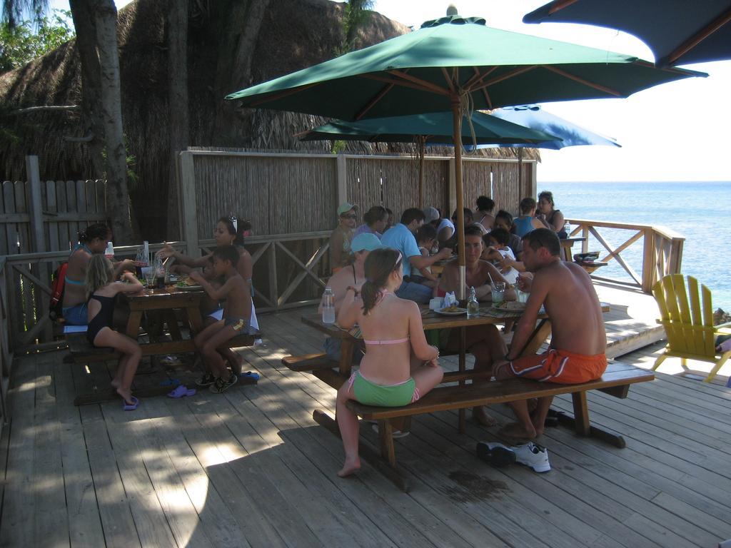 Las Rocas Resort And Dive Center West Bay Exterior foto